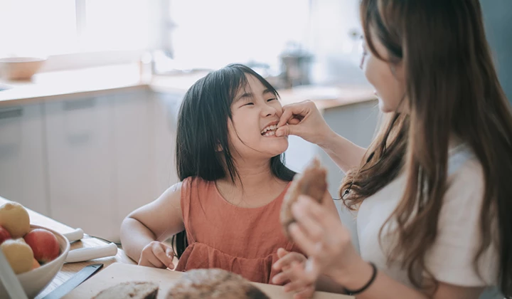 Mutter und Tochter backen Brot Getreide als Zink-Lebensmittel