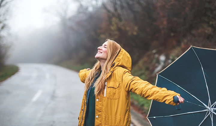 Zink für die Gesundheit Frau genießt Herbstwetter