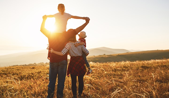 Familie in der Sonne Vitamin-D-Dosierung