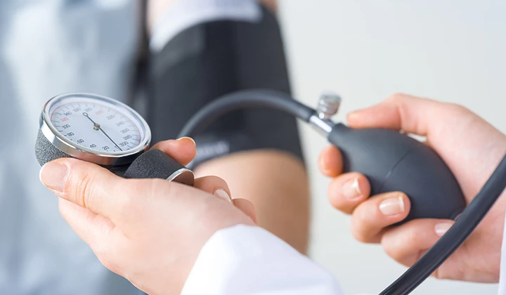 Blutdruck messen Bluthochdruck bei Vitamin-D-Überdosierung