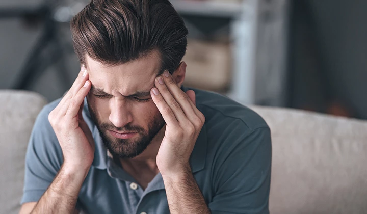 Mann mit Kopfschmerzen Zink-Überdosierung Symptome