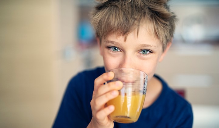 Junge trinkt Orangensaft Vitamin-C-Tagesbedarf