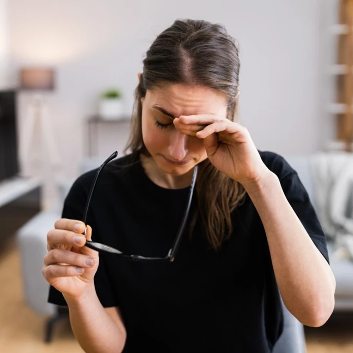 Frau mit Vitamin-C-Mangel Abgeschlagenheit bei Vitamin-C-Mangel